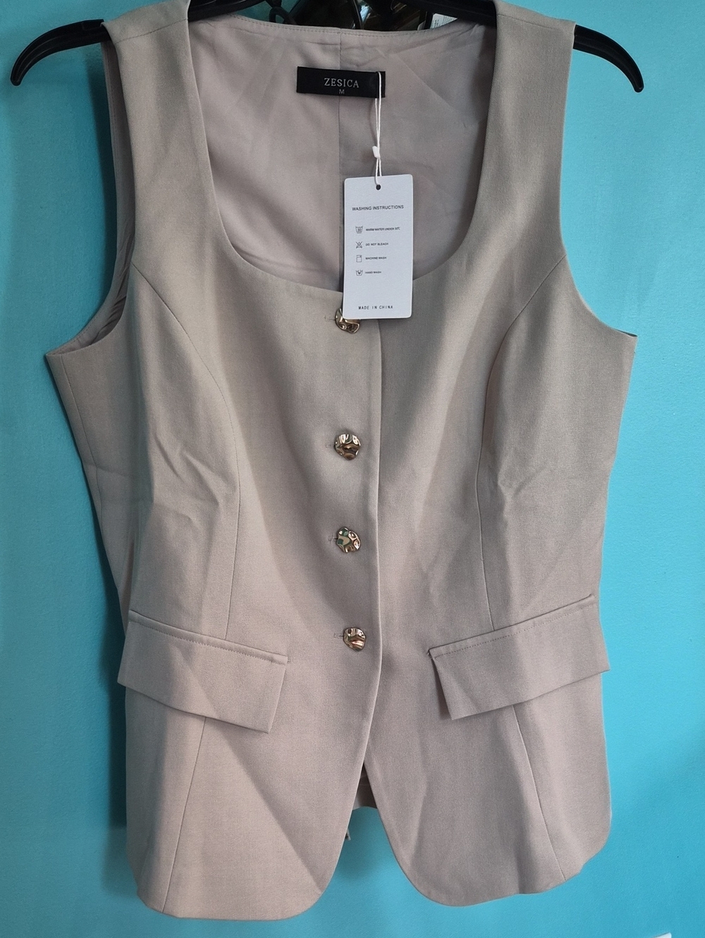 NWT Zesica Cream Tailored Sleeveless Vest Ptp 20, Lenth 24